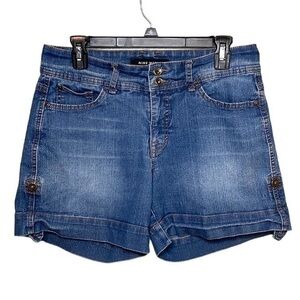 Nine West Jean Shorts Womens size 8/28 Average, medium blue wash